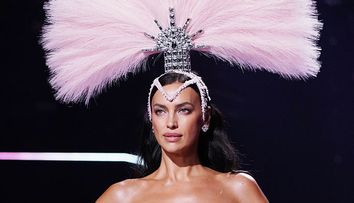 Irina Shayk, ca o zeiță la show-ul Victoria's Secret. Modelul a făcut furori într-o ținută transparentă