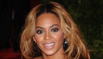 Beyonce, aparitie bizara intr-o rochie mult prea decoltata. Cantareata, la un pas de un accident vestimentar