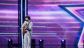 Românii au talent, 10 aprilie 2026. Adrian Negru, artistul stradal care a oferit emoție pură cu o piesă din repertoriul lui The Urs. Andra: „Ai o voce foarte frumoasă, ar fi păcat să nu te auzim la radio”