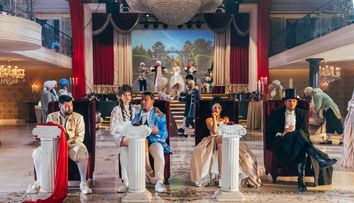 Îi recunoști? Antrenorii de la Vocea României s-au „teleportat” în epoca victoriană, iar toamna asta dăm muzica mai tare! Noul sezon are premiera în curând la PRO TV și VOYO