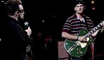 Gest INCREDIBIL. U2 au cantat alaturi de un fan orb in fata a zeci de mii de oameni! VIDEO
