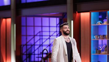 MasterChef 2024, 30 septembrie. Laurențiu Paicu, designer-ul de interior pasionat de modă, transformă platoul într-un adevărat podium. Puiul cu sos de tarhon concurează cu ținuta îndrăzneață: „Mai ai de muncă, tată”