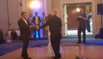 Mirele si mireasa au pus in scena un dans romantic, dar momentul a fost intrerupt de tatal femeii. De ce a intervenit