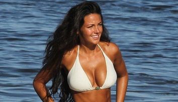 In cada, cu sanii dezgoliti. Actrita cu cel mai invidiat corp din Marea Britanie, victima unei glume pe internet: FOTO