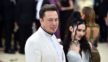Grimes, artista care are trei copii cu Elon Musk, șochează din nou! Și-a făcut un tatuaj pe față care a stârnit reacții surprinzătoare