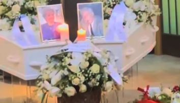 Scene neobișnuite la o înmormântare. O femeie a dansat la bară chiar în fața sicriului: „A fost un moment emoționant”. Imaginile au stârnit mii de reacții