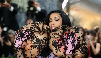 „E îmbrăcată cu hemoroizi?” Ținuta lui Cardi B, declarată cea mai „dezgustătoare” de la Met Gala 2026