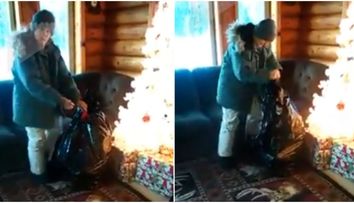 A intrat in casa si a gasit un sac de gunoi langa bradul de Craciun, in sufragerie. Cand l-a deschis a inceput sa tipe