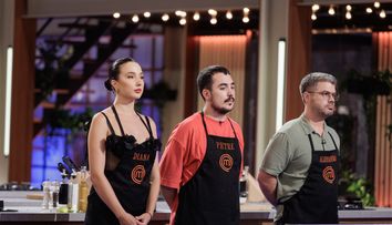 Trei dintre cei mai buni concurenți de la MasterChef România sunt la un pas de eliminare. Decizia celor trei Chefi i-a lăsat muți de uimire. Cine pleacă acasă