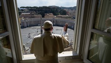 Imagini emoționante de la Roma: Papa Francisc, pe străzile pustii ale capitalei, se roagă pentru sfârșitul pandemiei