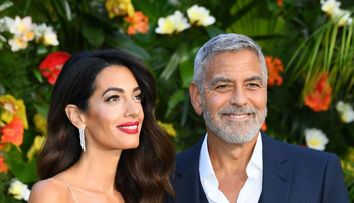 Amal Clooney, apariție răvășitoare la brațul soțului ei! Cuplul a făcut furori la premiera filmului 