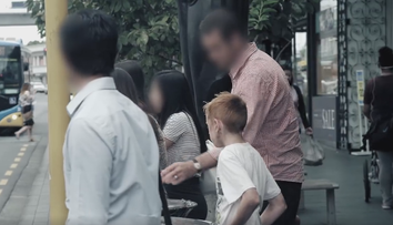 Tu cum ai reactiona daca ai vedea pe strada un copil care mananca din gunoi? Un experiment cu rezultate dezamagitoare