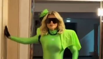 Loredana Groza a încins atmosfera pe litoral. Apariție electrizantă în body verde neon într-un club din Constanța