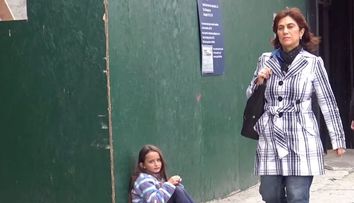 O fetita le cere ajutorul oamenilor de pe strada. Ce se intampla cand acestia realizeaza ca micuta s-a pierdut