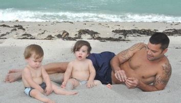 Cat de mari au crescut baietii lui Ricky Martin. Cum arata gemenii la trei ani de la aceasta fotografie
