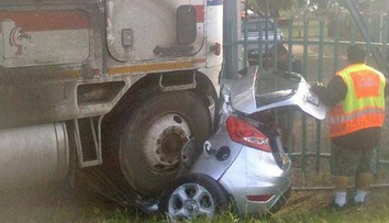Un camion urias a intrat in masina ei si a facut-o praf. Cand s-au uitat in interior: de necrezut