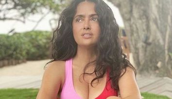 Salma Hayek, pozele în bikini pentru care și-a cerut scuze fanilor