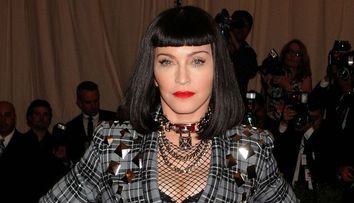 Are 54 de ani si inca adora sa isi socheze fanii. Madonna, mai mult dezbracata decat imbracata pe covorul rosu. Ce le-a aratat fotografilor