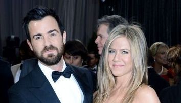 Jennifer Aniston, stralucitoare intr-o rochie rosie in noaptea Oscarurilor. Vezi cele mai tari cupluri de la Oscar 2013