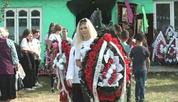 Detalii șocante ies la iveală! Apropiații Alinei, împietriți când au văzut lacrimi pe chipul tinerei din sicriu FOTO