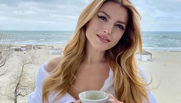 Într-un bikini electrizant, pe un scuter acvatic. Modul inedit prin care Elena Gheorghe lansează o invitație la mare