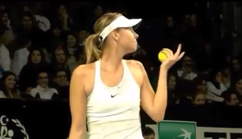 Moment genial cu Maria Sharapova! Ce i-a raspuns unui fan care a cerut-o in casatorie cand se pregatea sa serveasca