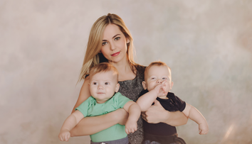 O femeie luptă să-și adopte propriii copii gemeni, la 10 luni după ce au venit pe lume