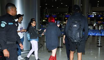 N-a vrut să treacă neobservată! Una dintre cele mai frumoase femei din lume a întors toate privirile după ce a apărut AȘA în aeroport