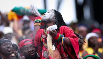 Cine e ”vrăjitorul” din Ghana care i-a ”blestemat” pe englezi la Cupa Mondială, ca să nu dea gol. Acesta a suflat un praf alb către teren. ”Nu te poți pune cu Juju”