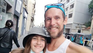 Rita Sumalya nu poate merge la mormântul Ronei Hartner din cauza tatălui său, Rocco Sedano. Adolescenta încă nu a trecut peste pierderea mamei sale: „Are rol de decor”
