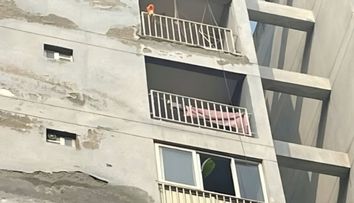Trei surori în vârstă de 12, 14 și 16 ani au sărit în gol de la etajul nouă după ce părinții le-au luat telefonul. Au lăsat un mesaj de adio: „Ne pare rău, dar...”