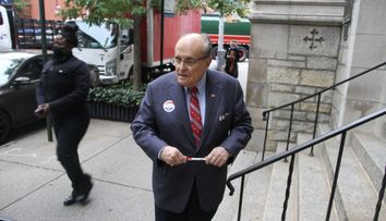 Rudy Giuliani, lovit de un muncitor nervos pe scoaterea dreptului de avort din Constituţia americană