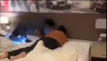 Un turist s-a trezit în miezul nopții cu o cobra neagră în pat, lângă capul lui! Clipul a devenit viral: ”O nouă frică deblocată”