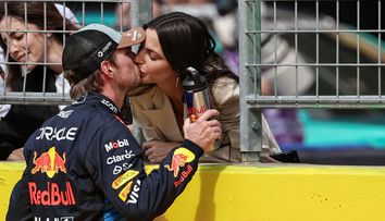 Formează unul dintre cele mai frumoase cupluri din Formula 1, iar povestea lor de dragoste e demnă de scenariul unui film! Max Verstappen și iubita Kelly Piquet, în ipostaze tandre la plajă