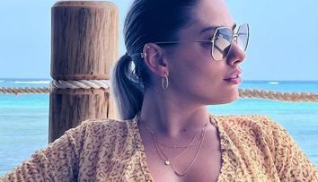 Jo, ipostaze sexy în vacanța din Santorini! Cât de bine arată artista în costum de baie