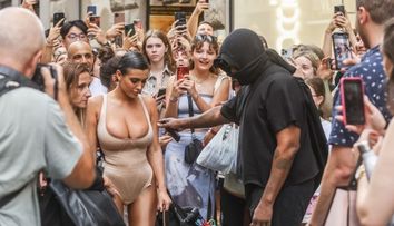Ca la urs! Italienii s-au călcat în picioare ca să se pozeze cu nevasta lui Kanye West