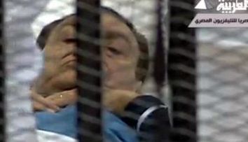 Imaginea zilei: Hosni Mubarak, judecat pe targa intr-o cusca de metal