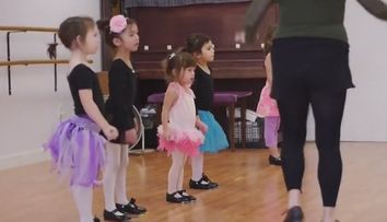 Un videoclip care iti va insenina ziua. Cum reuseste o fetita de 3 ani sa fie vedeta clasei ei de balet