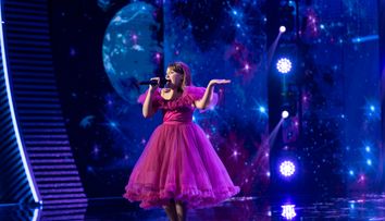 Românii au talent, 3 mai 2024. La doar 10 ani, Ștefania Iftime i-a cucerit pe jurați cu talentul și personalitatea sa efervescentă! Copila a făcut o sală întreagă să se ridice în picioare