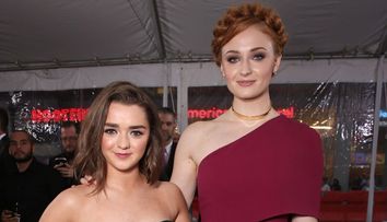 Surorile Stark, de nedespartit si in afara platourilor de filmare. Sophie Turner si Maisie Williams s-au tatuat impreuna