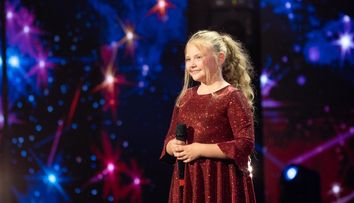 Vocea ei clară este balsam pentru suflet. Cine este Edina Neagu, eleva din comuna Vârfuri care a primit 4 de „Da” la Românii au talent