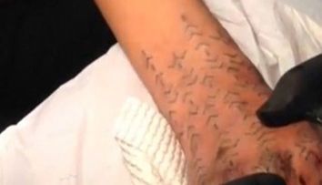 Tatuaj cu dalta si ciocanul. Ce cantareata celebra a ales aceasta tehnica dureroasa si cum arata desenul