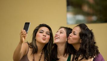 Obisnuiesti sa-ti pui pe Facebook multe fotografii cu tine? Ce efecte ar putea avea acest lucru in viata reala