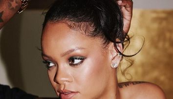 Rihanna, apariție excentrică la un festival din Barbados. Ținuta ei a depășit orice imaginație 