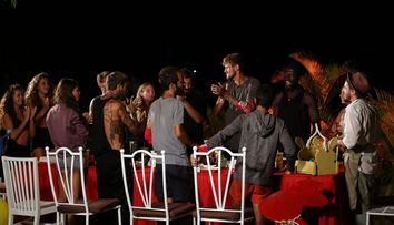 În ziua de Paște, triburile de la Survivor au savurat o cină pregătită de Chef FOA! Tigrii au câștigat jocul de recompensă