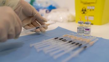 Ce fac cei care vor să renunțe la rapelul AstraZeneca, în situația în care sunt țări care au decis doza a doua cu alt ser?