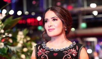 Așa își bea cafeaua Salma Hayek în prima săptămână din 2022. Apariția care i-a cucerit pe fani