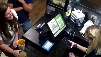 Caz șocant într-un restaurant. O clientă i-a aruncat managerului în față supa pe care o comandase