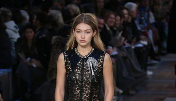 Gigi Hadid, suta la suta naturala la o prezentare de moda. Cat de diferit arata fara machiaj cel mai sexy model