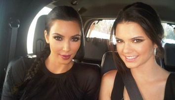 Sora mai mica a lui Kim Kardashian pozeaza cu sanii la vedere, la doua saptamani de cand a implinit 18 ani